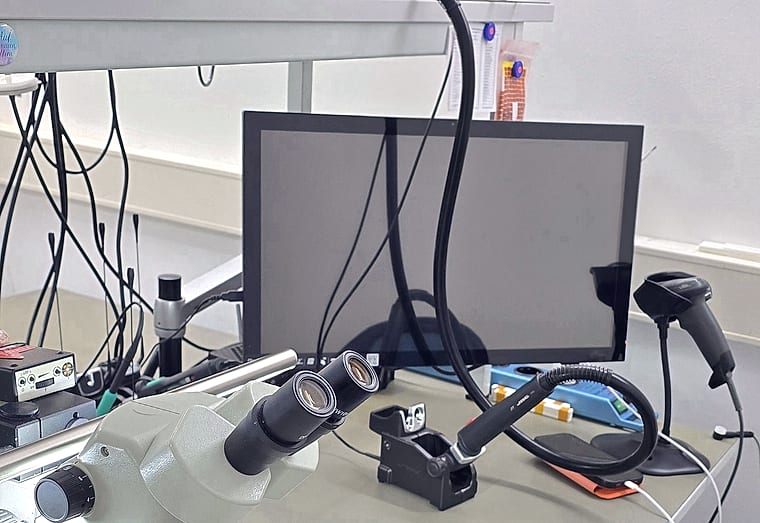 Handlöt- und Rework-Platz mit Stereomikroskop und JBC-Lötstation