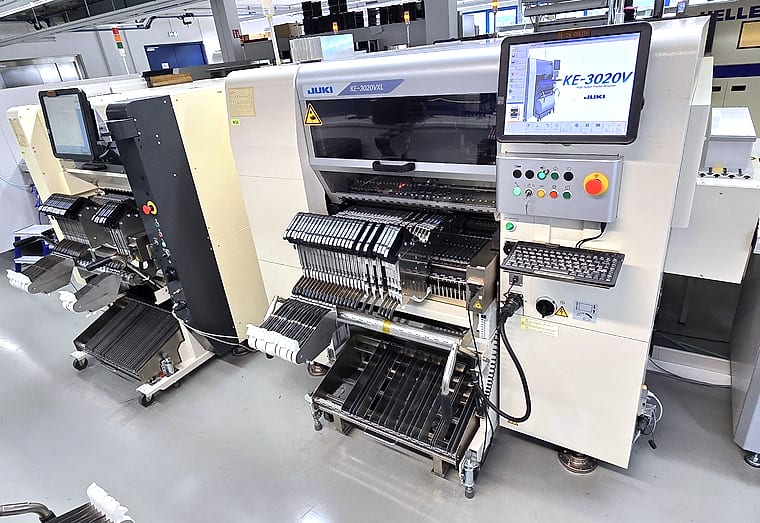 JUKI Bestückautomat KE-3020V mit bestückten Zuführern